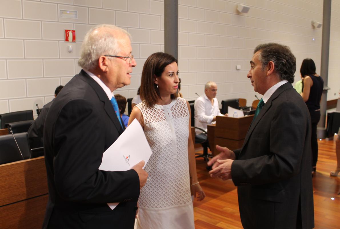 Los vicepresidentes socialistas de la DPZ Martín Llanas y Teresa Ladrero, junto al portavoz del PP, Luis María Beamonte