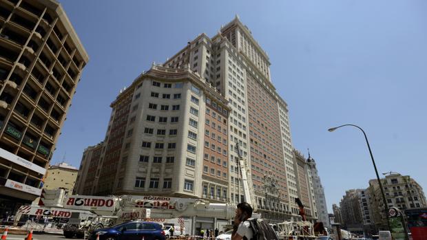 Fachada del Edificio España, con algunos andamios alrededor