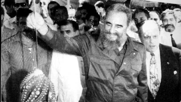 Fidel Castro muestra un pulpo junto a Fraga durante su visita a Galicia en 1992