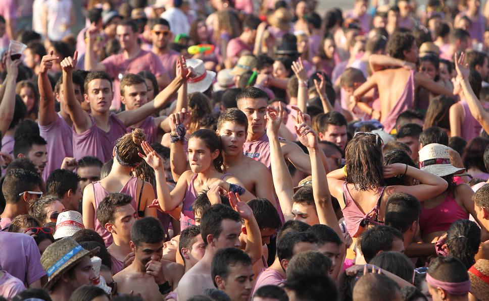 Miles de jóvenes se «bañan» con la zurra, la popular limonada manchega elaborada con vino, zumo de limón y frutas