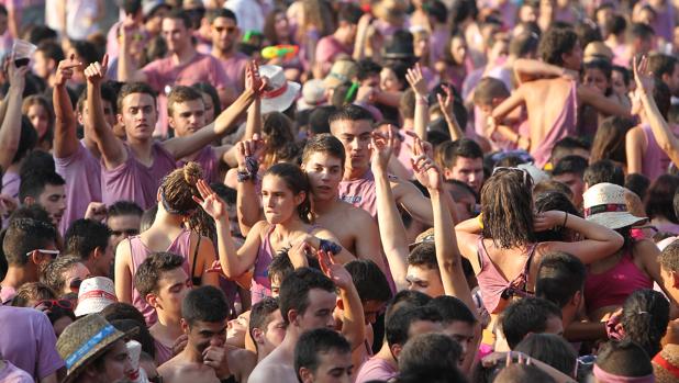 Miles de jóvenes se «bañan» con la zurra, la popular limonada manchega elaborada con vino, zumo de limón y frutas