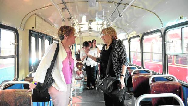 Manuela Carmena y Purificación Causapié en el Museo de la EMT