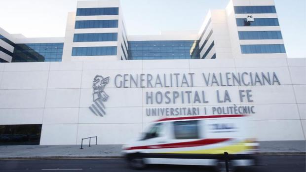 Una ambulancia pasa ante la fachada del hospital La Fe en Valencia