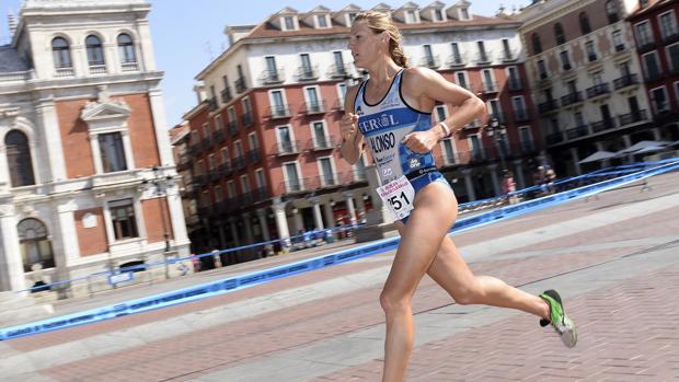 La triatleta gallega Camila Alonso, que se ha impuesto en la categoría femenina de la prueba