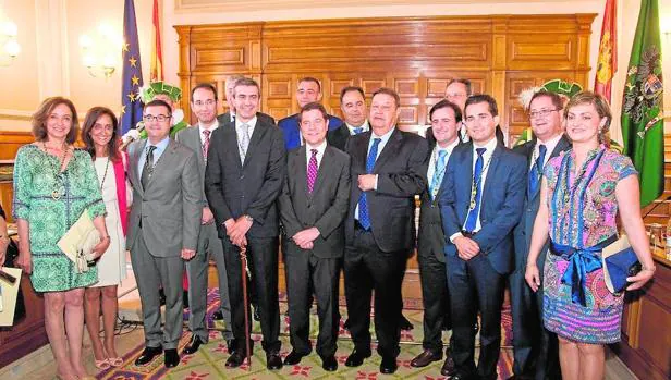 El nuevo equipo de Gobierno del PSOE, junto al presidente regional