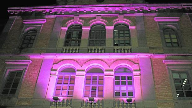 El edificio de la plaza de la Merced se iluminó de color morado en el Día contra la Violencia de Género