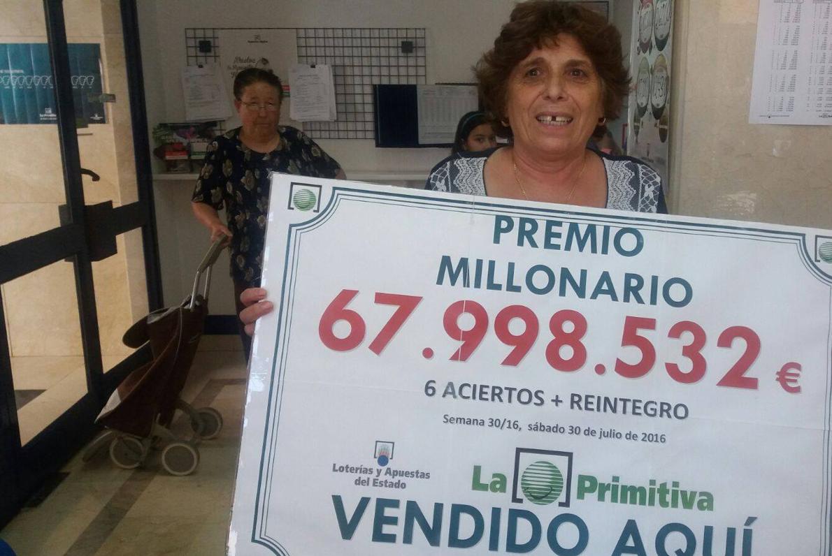 G. posa ayer con el cartel que acredita el dinero que ha ganado en «La Primitiva»