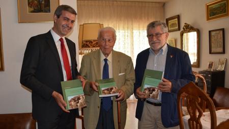 Álvaro Gutiérrez y Ángel Felpeto con José Miranda, en el centro