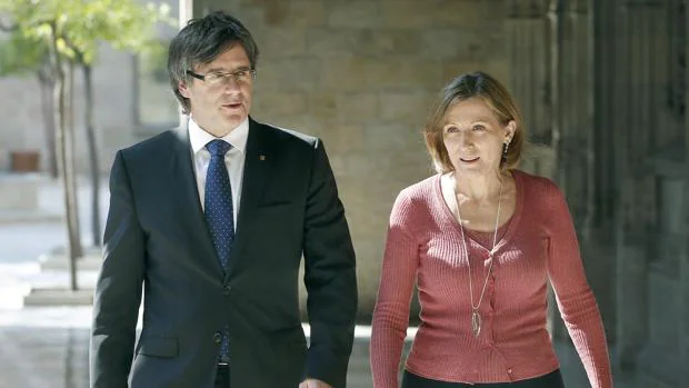 El presidente de la Generalitat, Carles Puigdemont, junto a la presidenta del Parlamento catalán, Carme Forcadell