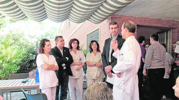 Álvaro Gutiérrez, durante la visita que realizó a la Residencia «San José»