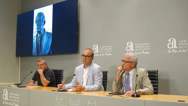 Joan-Vicent Hernández, Adrián Ballester y César Augusto Asencio, presentando el documental proyectado.