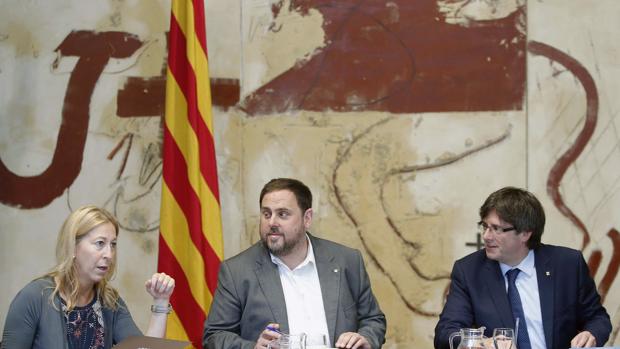 Neus Munté, Oriol Junqueras y Carles Puigdemont, en la última reunión ordinaria del Govern