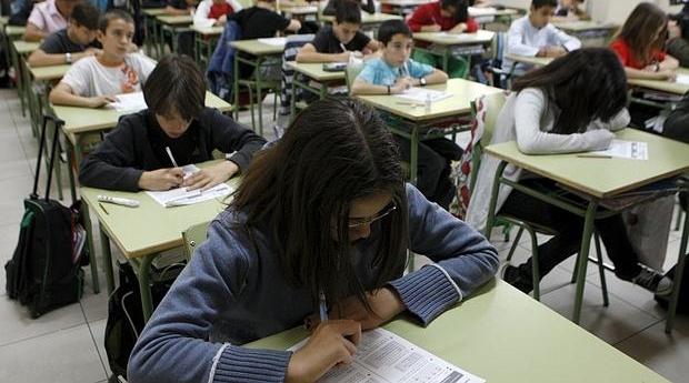 Alumnos realizando un examen de Primaria