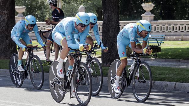 El kazajo Dmitriy Gruzdev conserva el jersey morado de líder merced al triunfo del Astana en la crono por equipos