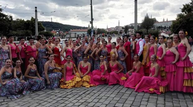 Integrantes de la Compañía de Danza «Nuevo Amanecer»