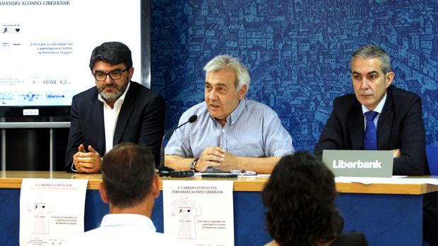 Juan José Pérez (centro), acompañado de Luis García y Alfonso Enrique durante la presentación