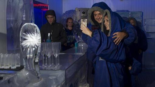 Dos clientes se hacen una foto en el Bar de Hielo