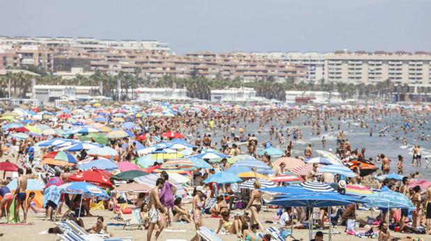 Imagen de archivo de la playa de la Malvarrosa en Valencia