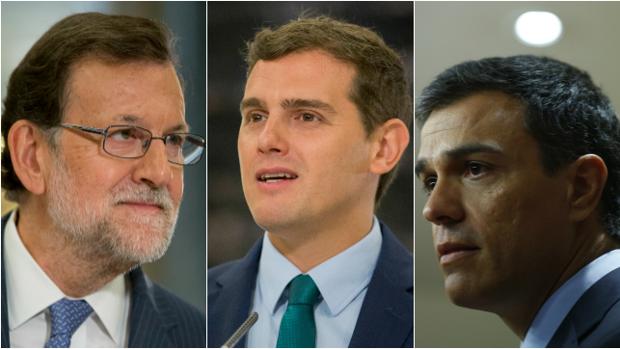 El presidente en funciones, Mariano Rajoy (i), el líder de Ciudadanos, Albert Rivera (c) y el cabeza de lista del PSOE, Pedro Sánchez (d)