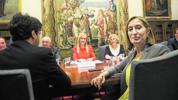 Ana Pastor, en primer término, junto a Carmena y Cifuentes, en la última reunión con los promotores