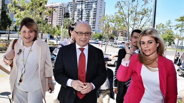 Imagen de archivo del ministro Cristóbal Montoro junto a Isabel Bonig y Eva Ortiz