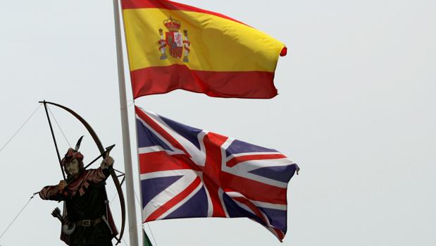 Banderas española y británica ondeando en lo alto de un restaurante de Estepona (Málaga)