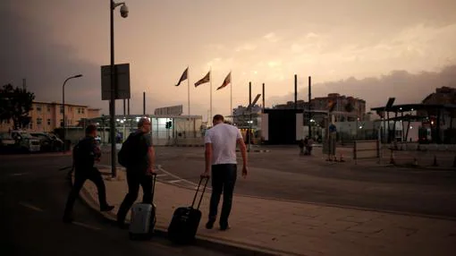 Personas cruzando la frontera de Gibraltar hacia España tras el Brexit