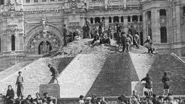 La desaparecida pirámide de Cibeles, el blindaje de la diosa de Madrid