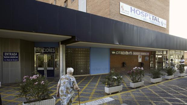 Una mujer en las puertas del Hopital Clínico Universitario, en Valladolid