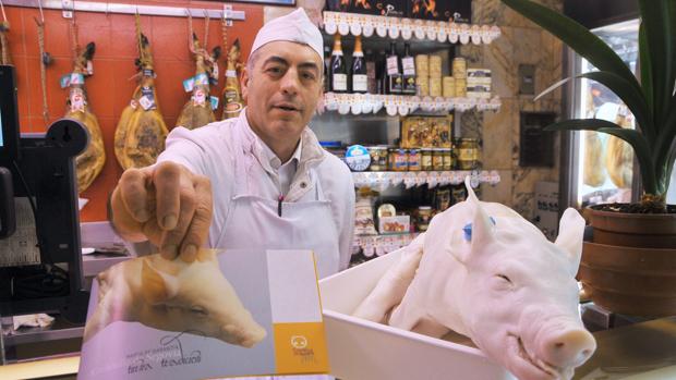 Un cochinillo marca de garantía de Segovia, a la venta en una carnicería