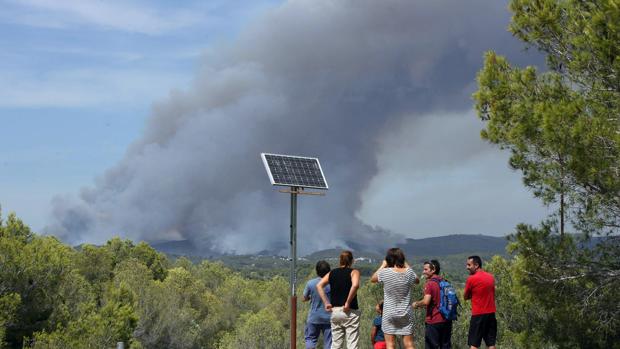 El viento está complicando las tareas de extinción en el fuego de la Pobla de Montornès