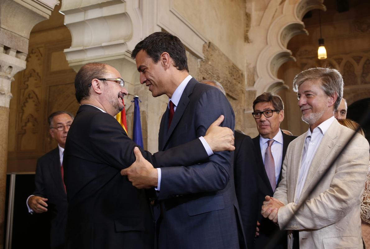 Javier Lambán, presidente de Aragón y líder regional del PSOE, junto a Pedro Sánchez