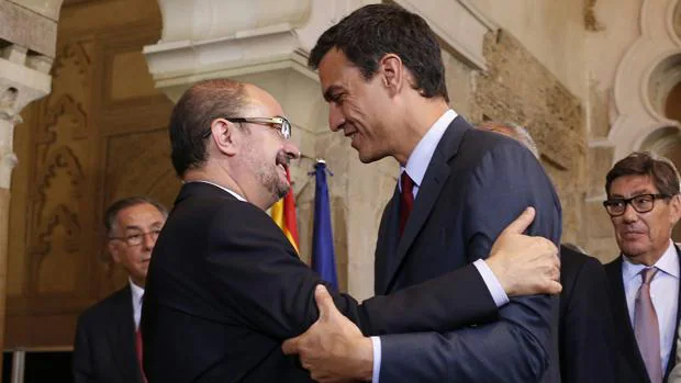 Javier Lambán, presidente de Aragón y líder regional del PSOE, junto a Pedro Sánchez