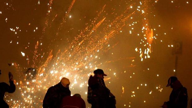 Un momento de la "carretillà" durante la Nit de l'Albà en Elche.