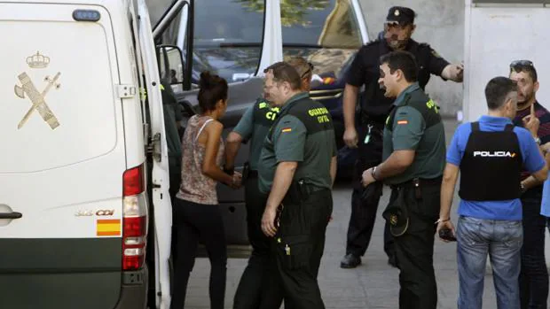 Tres de los detenidos en el tiroteo de Argamasilla son mujeres; en la imagen, a su llegada al juzgado