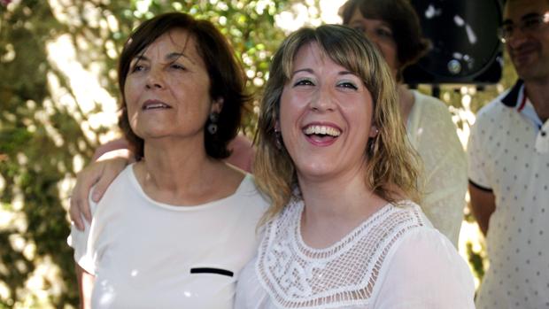 La candidtata en las primarias de Podemos, Magdalena Barahona y la líder rmorada, Carmen Santos