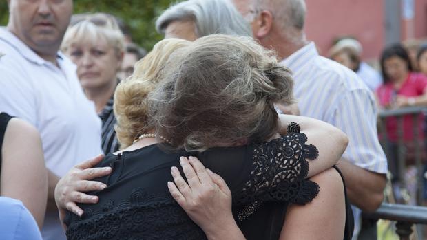 Abrazo de las dos madres de las jóvenes asesinadas hace ahora un año durante el homenaje en Cuenca