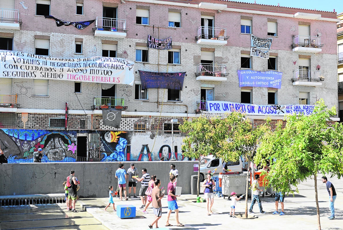 Varios vecinos participan en la guerra de agua organizada ayer por una casa okupa