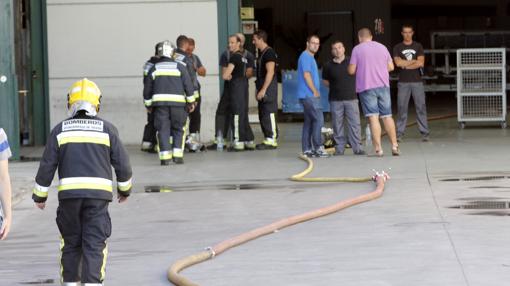 Algunos de los trabajadores, en el exterior de la nave, tras el desalojo