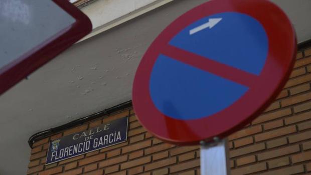 Señal de prohibido aparcar en la calle Florencio García