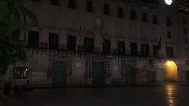 Aspecto de la fachada del edficio consistorial alicantino, este lunes a oscuras.