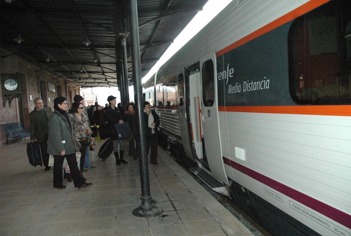 Viajeros tomando un tren en la estación de Teruel