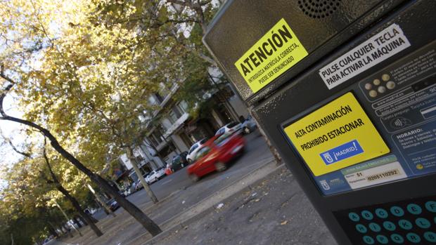 Señal de prohibición en zona de aparcamiento para bajar los niveles de contaminación