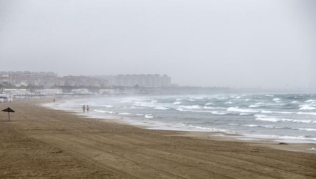 La playa de la Malvarrosa vacía debido a las fuertes lluvias en Valencia