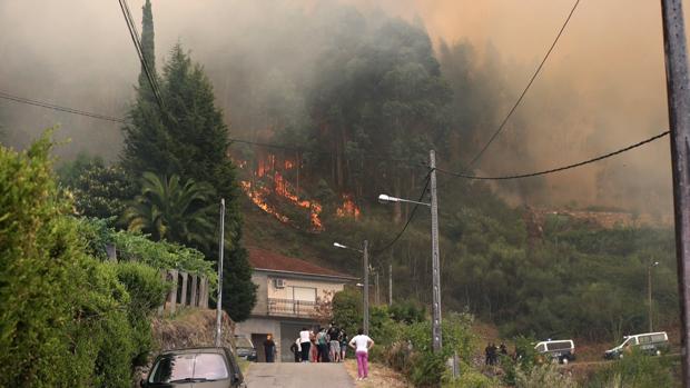 El fuego iniciado durante la tarde de este martes en el municipio pontevedrés de Soutomaior se aproxima a una casa