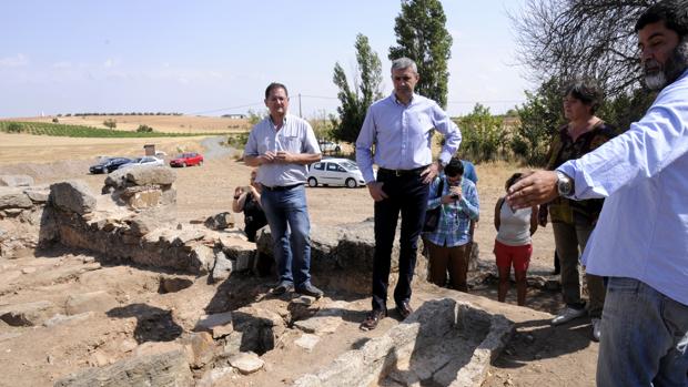 El arqueólogo Jorge Morín muestra los yacimientos a Álvaro Guitiérrez