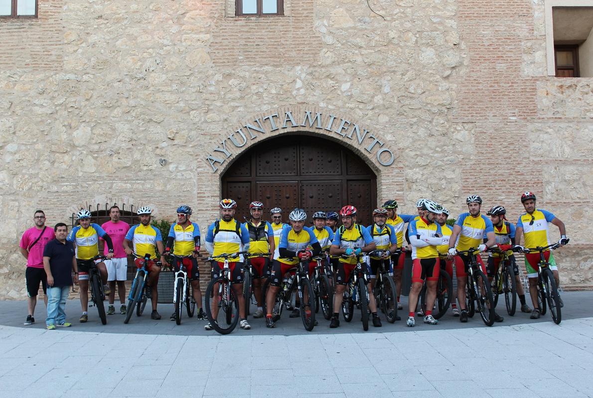 Los 17 corredores frente a la puerta del ayuntamiento de Torrijos.