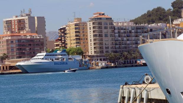 Un barco de Baleària en Dénia (Alicante).
