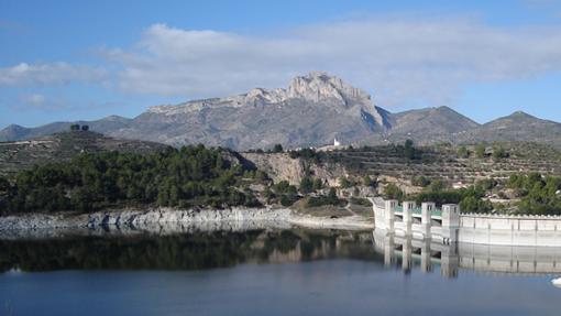 Panorámica del pantano de Beniarrés.