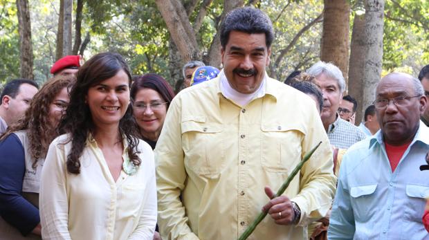 Imagen de archivo de Lorena Freitez (izquierda) junto a Nicolás Maduro (derecha)